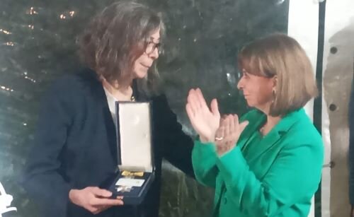 imagen de Margarita Larriera, integrante del staff de CONTRATAPA, condecorada por la presidenta de Grecia