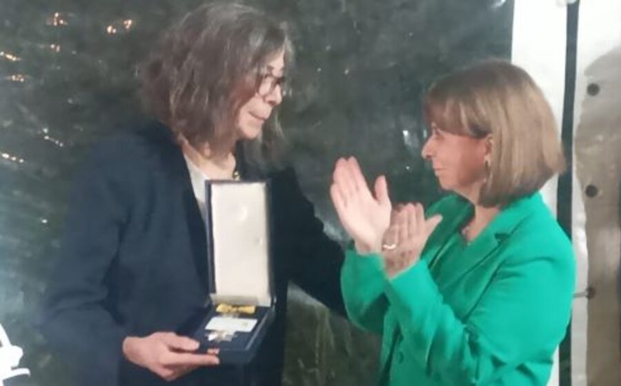 imagen de Margarita Larriera, integrante del staff de CONTRATAPA, condecorada por la presidenta de Grecia