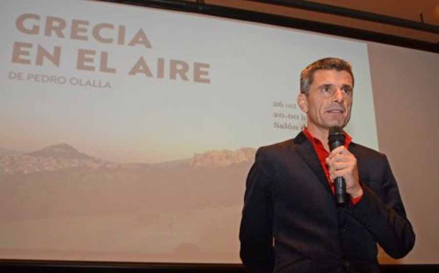imagen de El helenista Pedro Olalla en Montevideo, en actividad presentada por el director de CONTRATAPA: “La traducción y el mar”